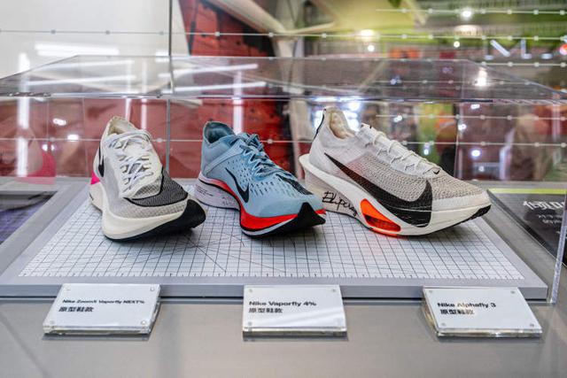 效减震的智能跑步机首发新品门道多 进博天花板球盟会最新可以自动导航的扫地机器人、可以有(图1)