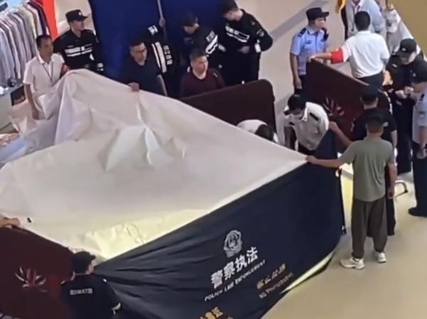巨大知情人透露：是因一杯奶茶扬州女子商场跳楼现场惨烈声音