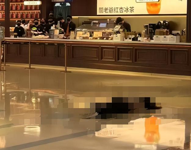 巨大知情人透露：是因一杯奶茶扬州女子商场跳楼现场惨烈声音(图8)