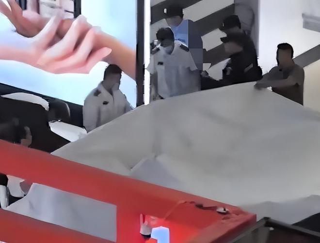 巨大知情人透露：是因一杯奶茶扬州女子商场跳楼现场惨烈声音(图16)