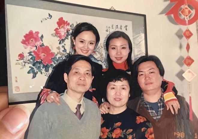 母亲神似知情人透露其父母背景亲人曝光朱媛媛全家福！脸型和(图4)